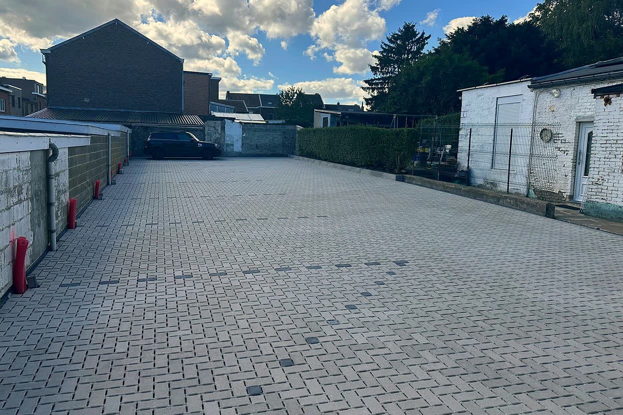 Le nouveau parking pavé de la pharmacie Monfort, avec ses six places gratuites pour les clients